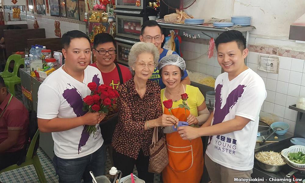 民青为传统咖啡店业者献花促槟政府以行动保护活遗产