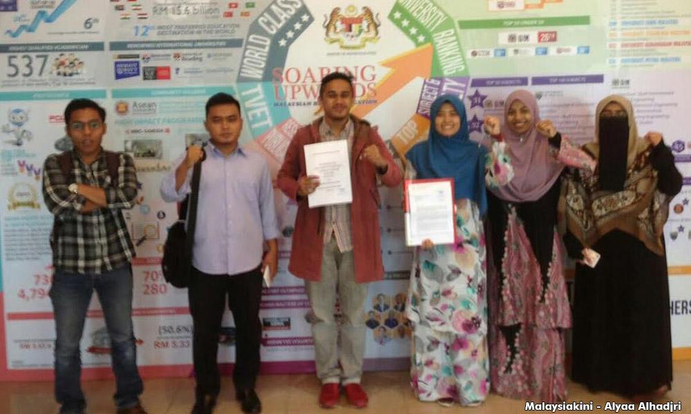 Students protest 'political interference' on campus to ministry