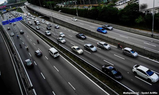 Aliran trafik di lebuh raya utama lancar
