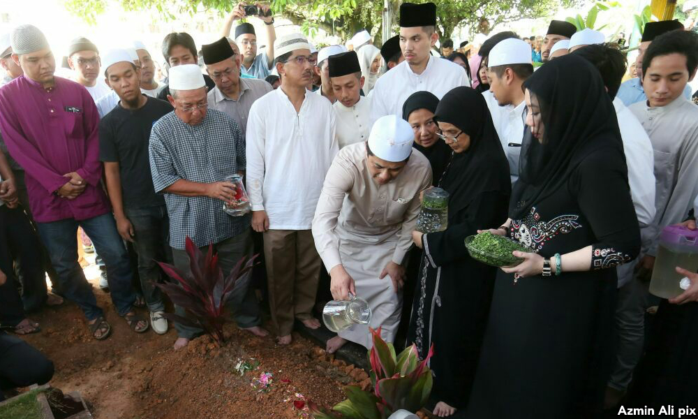 Jenazah ibu MB Selangor selamat dikebumikan