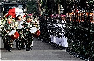 suharto funeral 280108 honor guard