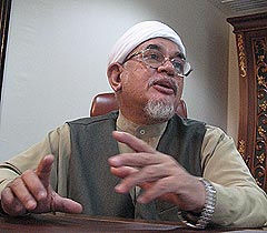 hadi awang interview 040208 hands