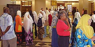 protes klcc arrest court hearing 280108 crowd