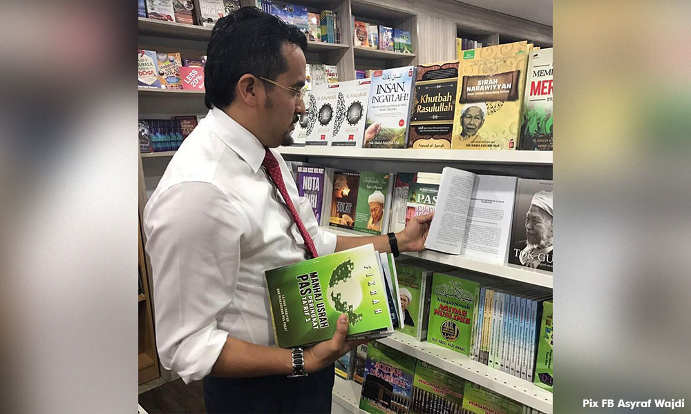 Asyraf Wajdi terpikat dengan 21 buku tarbiah PAS