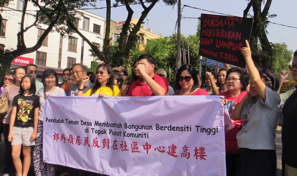 Small protest outside 'Umno's house' turns into shouting match