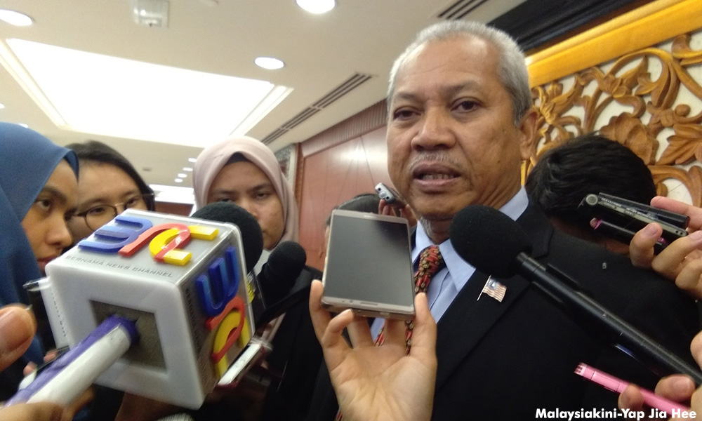 ‘Racist’ essays and scholarships; travel ban on top SRC man lifted