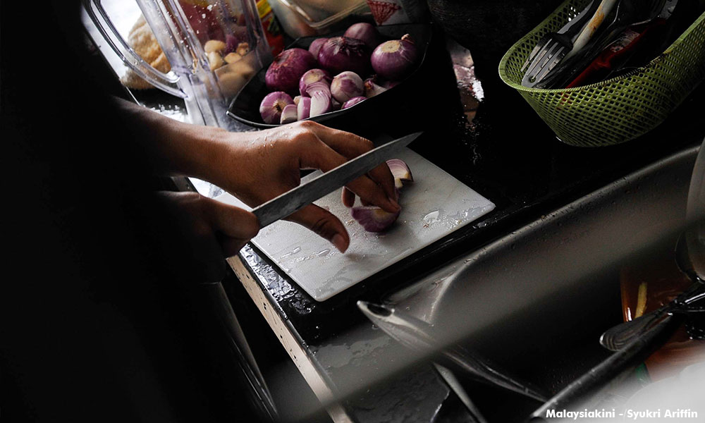 Salah siapa graduan jaja nasi lemak, bawa Uber?