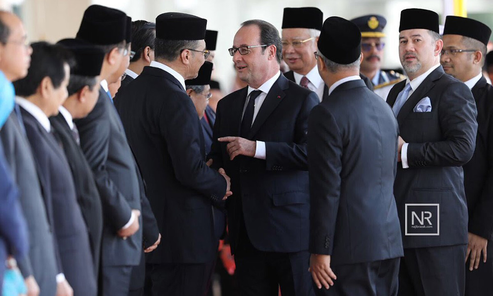 Presiden Perancis diberi sambutan negara
