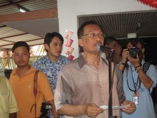 anwar open house 170208 speaking