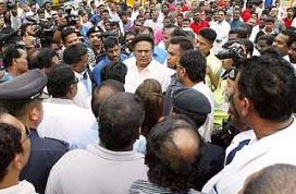 samy vellu mobbed at selangor tamil school on feb 13, 2008