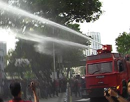 hindraf march of roses parliament 160208 watercannon