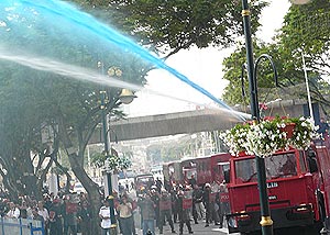 hindraf march of roses parliament 160208 chemical colored water