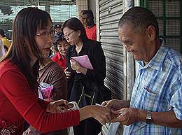 teresa kok chinese new year ang pow 140208 old man