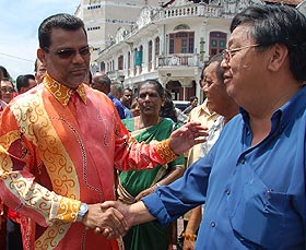 kayveas taiping cny open house 160208 shaking hands