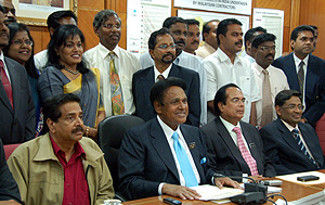 samy vellu announce candidates 200208 posing
