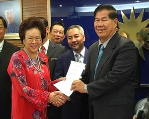 mca new era collegue allocation 190208 shake hand.jpg