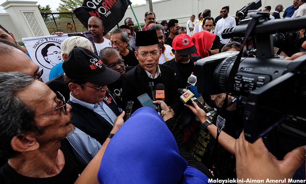 Groups petition Agong to pardon Anwar in time for GE14