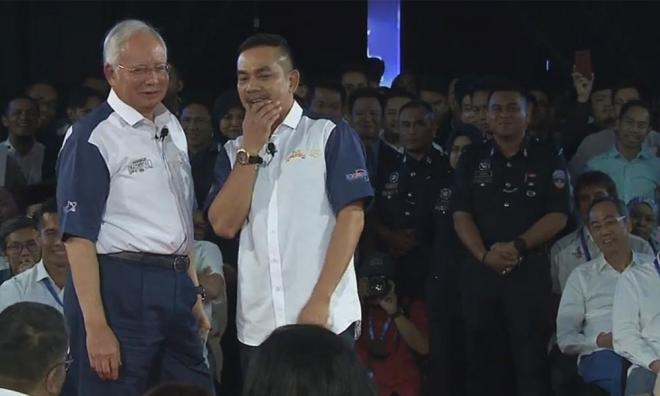 Ceria di balik tegang, ada soalan cinta Najib-Rosmah