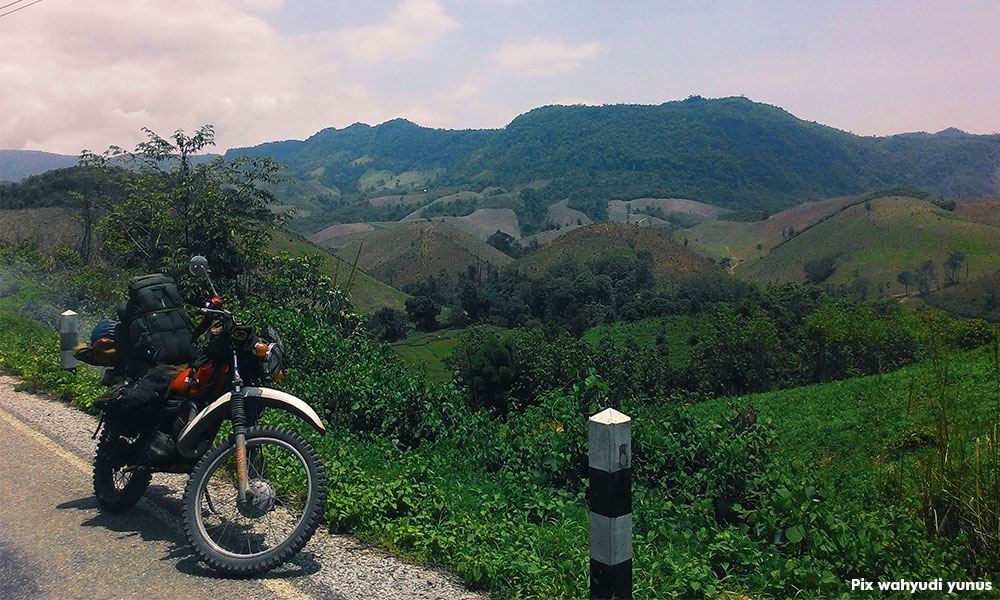 Berjalan di tanah ribuan bom