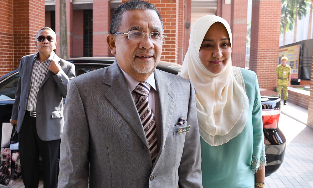 Malaysians Must Know the TRUTH: Isa Samad and wife arrive ...