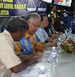 najib bn penang campaign 290208 seated