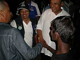 sg siput pasar malam 280208 same shakes hand
