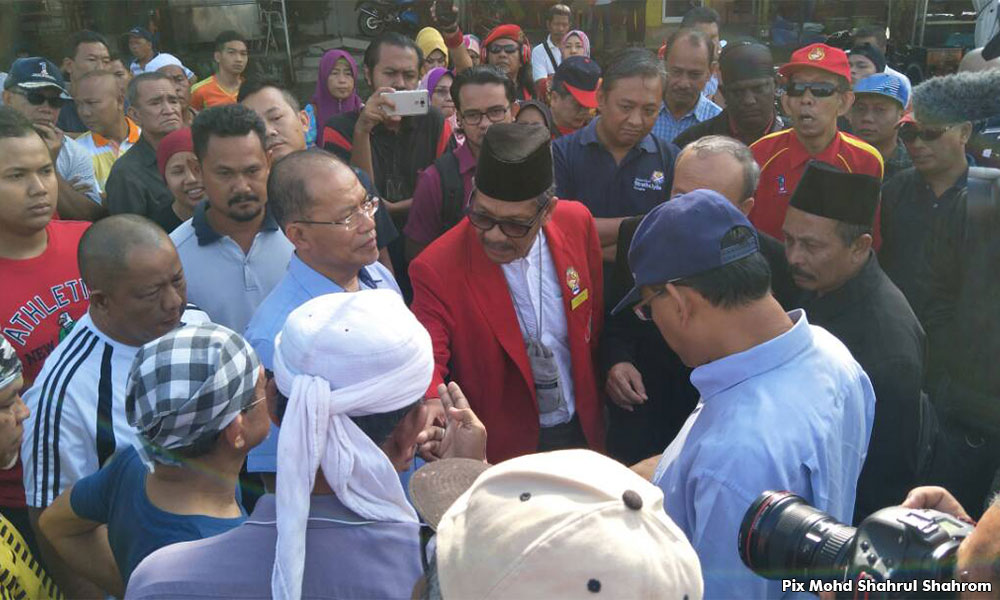 Kecoh ketika kerja roboh kedai di Ampang