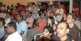 opposition ceramah in klang botanic 020308 crowd