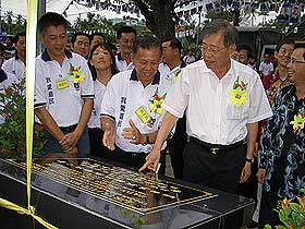 lim keng yaik visit pantai remis 010308 pointing