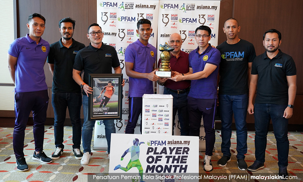 Vingada sampaikan anugerah pemain terbaik PFAM