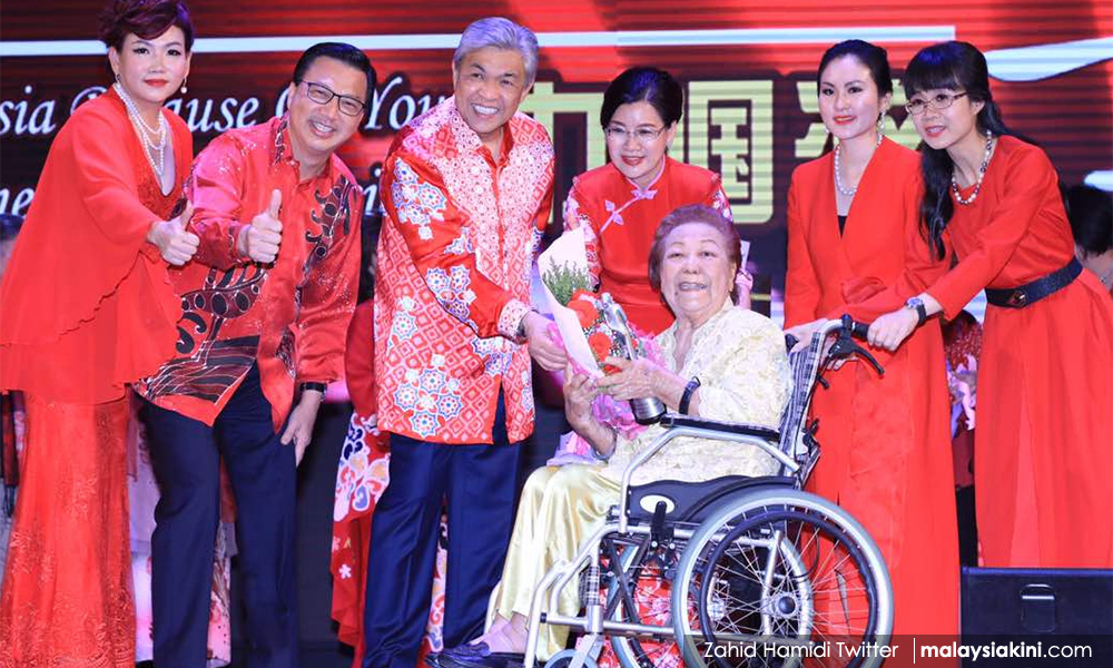 Zahid flexes Mandarin skills to wow MCA Wanita