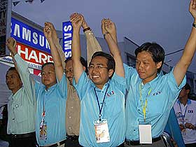anwar tour perak 050308 anwar with candidates gopeng