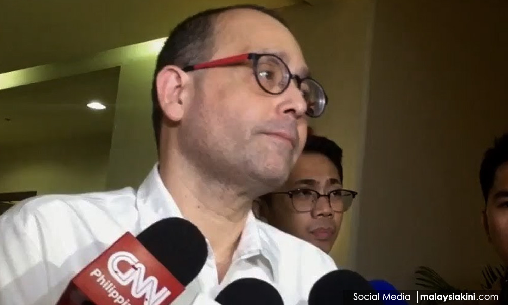 Filipino Human Rights Commission head waits 6 hours to gain entry