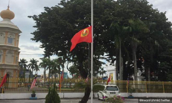 Perkabungan tujuh hari, bendera dikibar separuh tiang