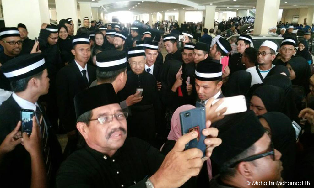 Rakyat jelata beri penghormatan terakhir
