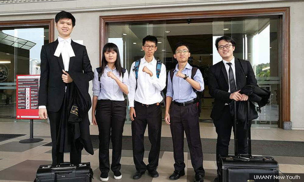 Mahkamah benarkan 4 siswa UM cabar sabitan kes sepanduk 1MDB