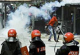 rusila riot police protest 080308 05
