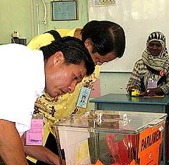 polling day 080308 ling hee leong watching ballot box