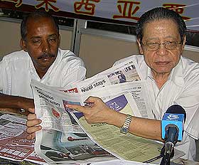 lim kit siang pc 070308 pointing newspaper