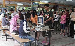 tony pua cast ballot 080308 crowd