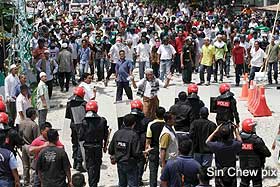 rusila riot police protest 08030 02