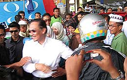 anwar permatang pauh polling day 080308 mobbed