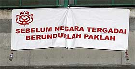umno anti pak lah banners in kl 140308 tergadai