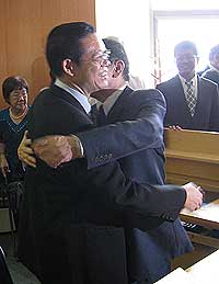 lim guan eng penang cm ceremony 110308 hugs