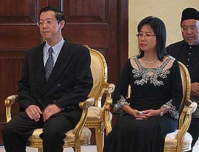 lim guan eng penang cm ceremony 110308 looking