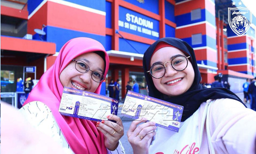 Peminat JDT berkampung di stadium Larkin