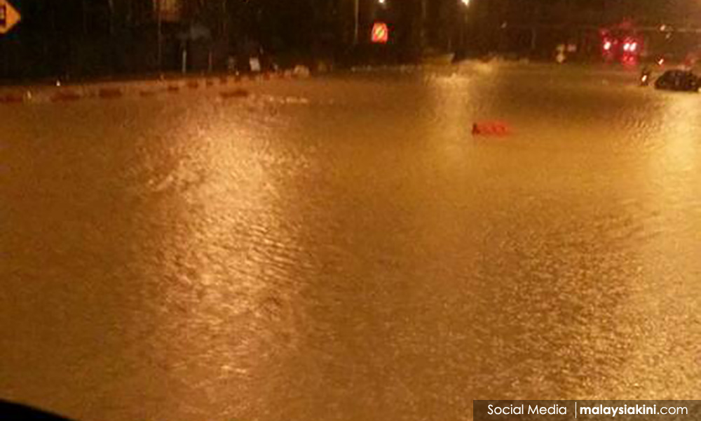 Klang dilanda banjir kilat, jalan terpaksa ditutup