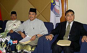 hishammuddin post cabinet pc 210308 with wee ka siong and razali ismail