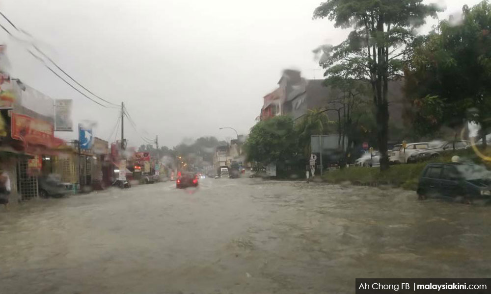 Hujan lebat menyebabkan berlaku banjir kilat