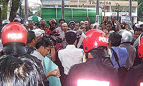 pas youth anti dutch film protest 040408 05